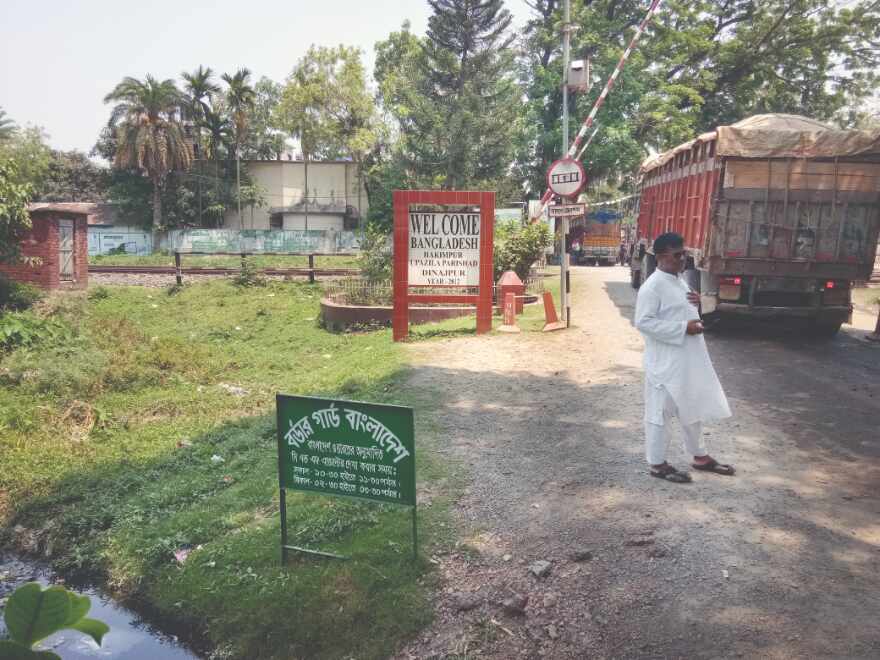 Stuck in India due to curbs, Bangladeshis leave for home