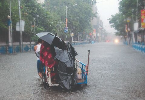 Heavy rains lash city, high-tide in Hooghly floods some streets