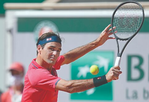 Federer eases into 2nd round on French Open return