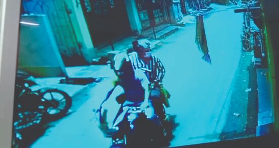 Baranagar: Youths fire shots, rob gold chain in broad daylight Baranagar: Youths fire shots, rob gold chain in broad daylight