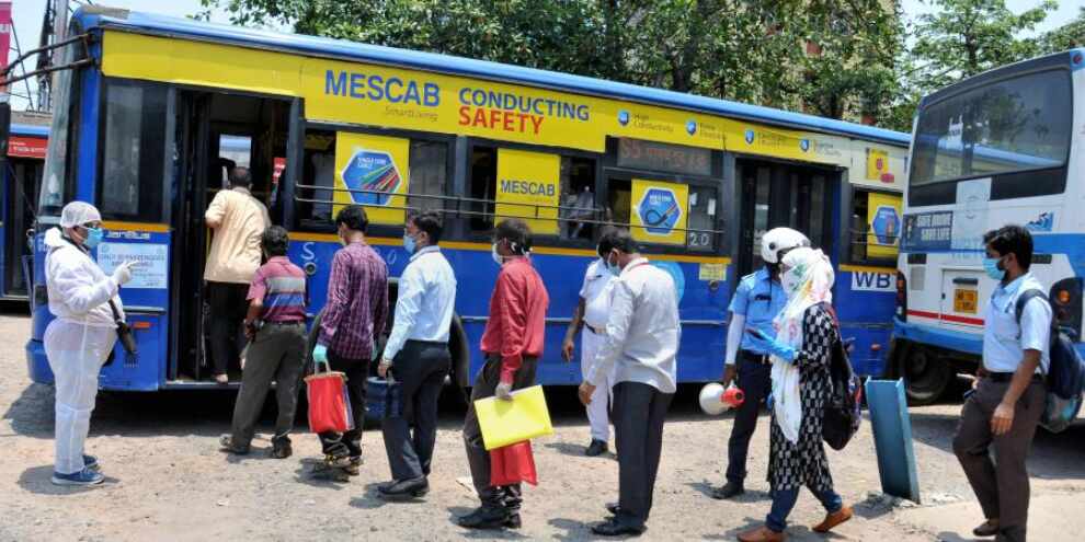 Kolkata gets vaccine bus that will travel to markets to inoculate priority groups Kolkata gets vaccine bus that will travel to markets to inoculate priority groups