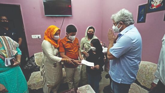 Gahlot gives Rs 1 crore aid to kin of lab technician who died of Covid Gahlot gives Rs 1 crore aid to kin of lab technician who died of Covid