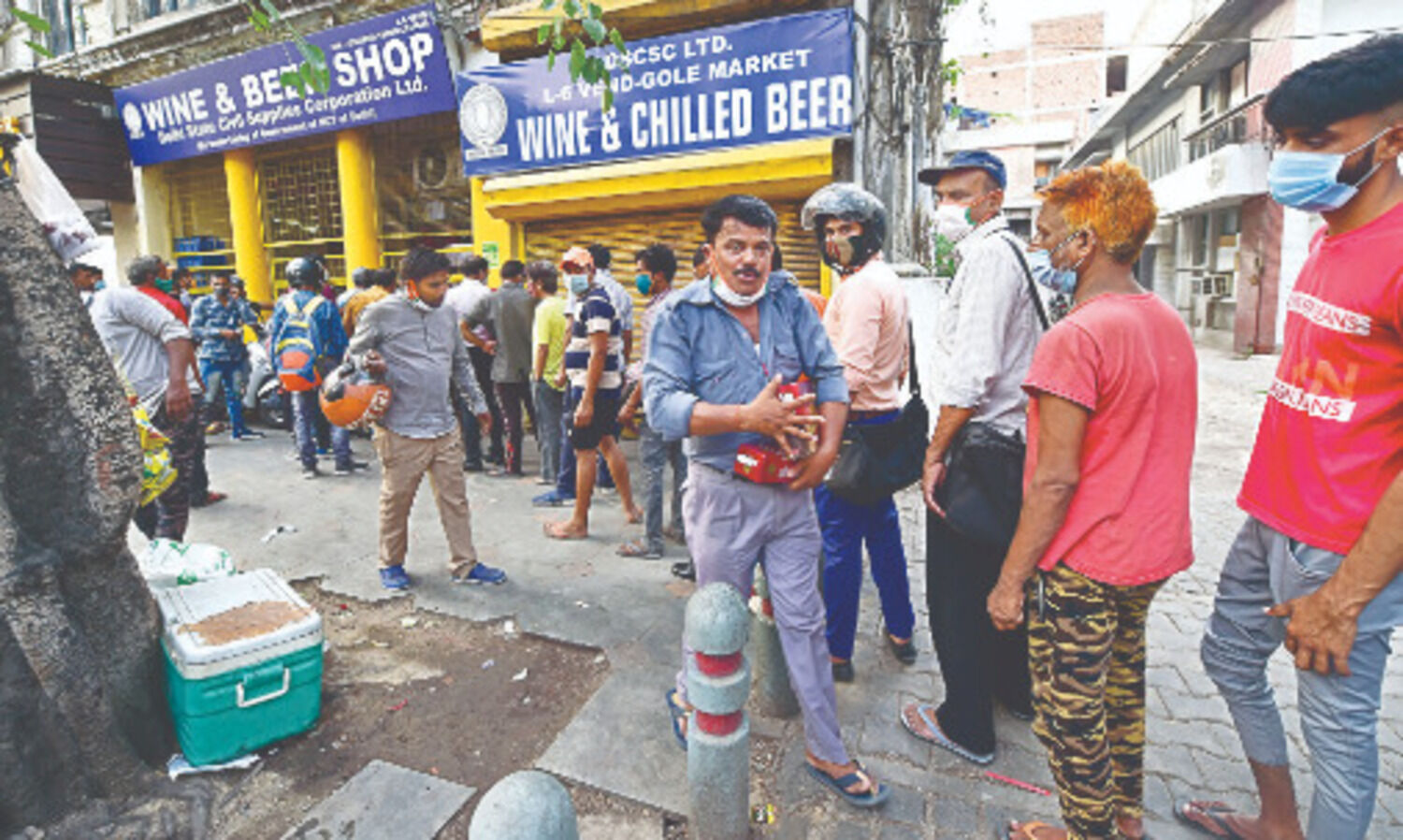 Govt orders liquor vends to deploy marshals at shops