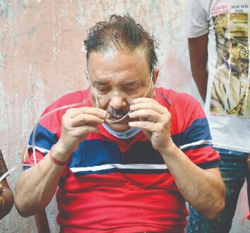 Fire at Madan Mitras house, none injured