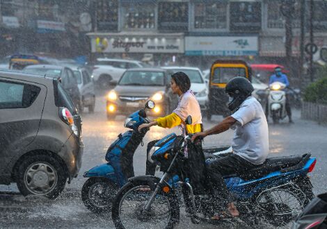 Heavy rains lash Mumbai; authorities gear up in view of IMDs alert Heavy rains lash Mumbai; authorities gear up in view of IMDs alert