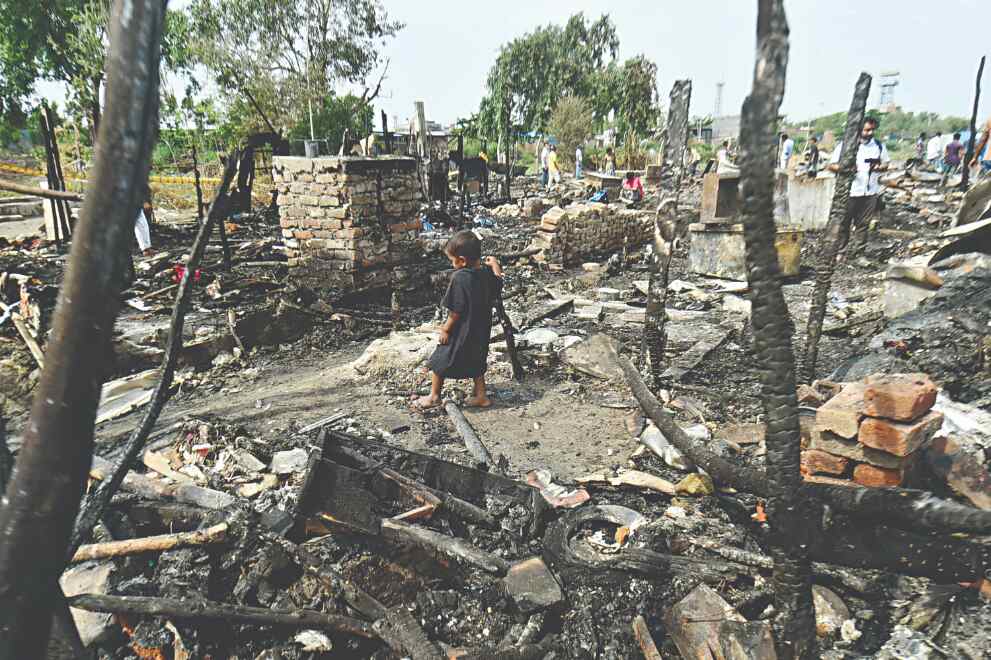 Rohingya refugees in pieces after blaze turns homes to ash
