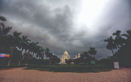 MeT predicts heavy rainfall for South Bengal, fishermen urged not to venture into sea MeT predicts heavy rainfall for South Bengal, fishermen urged not to venture into sea