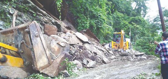 Incessant rains trigger landslide on NH-10 Incessant rains trigger landslide on NH-10