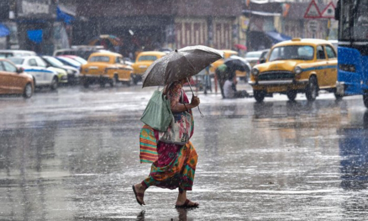 Heavy rain batters Bengal, leaves arterial roads waterlogged