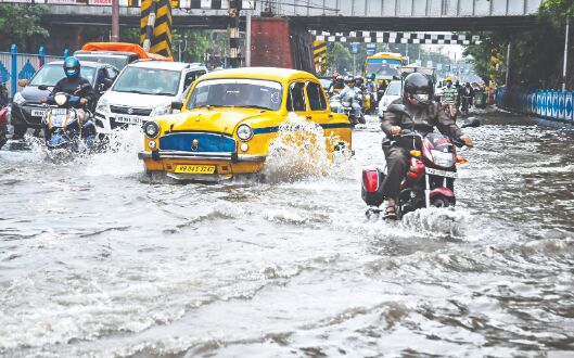 Stretches waterlogged; heavy rain batters Kolkata, other parts of state Stretches waterlogged; heavy rain batters Kolkata, other parts of state