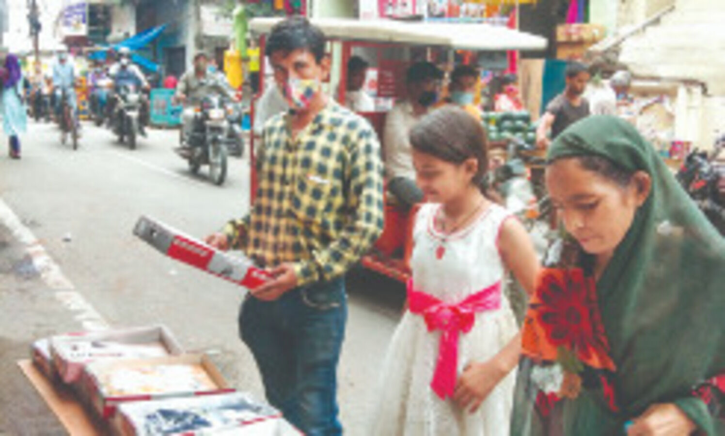 After losing father to Covid-19, Class 6 girl of UP sells shirts on footpath