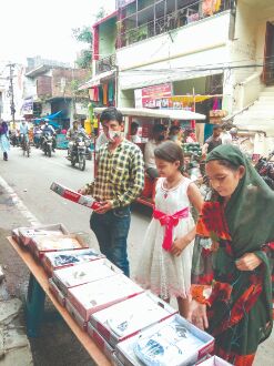 After losing father to Covid-19, Class 6 girl of UP sells shirts on footpath