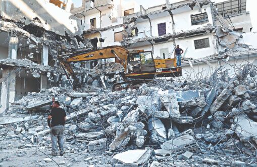 Israel strikes Gaza after Hamas   fires incendiary balloons