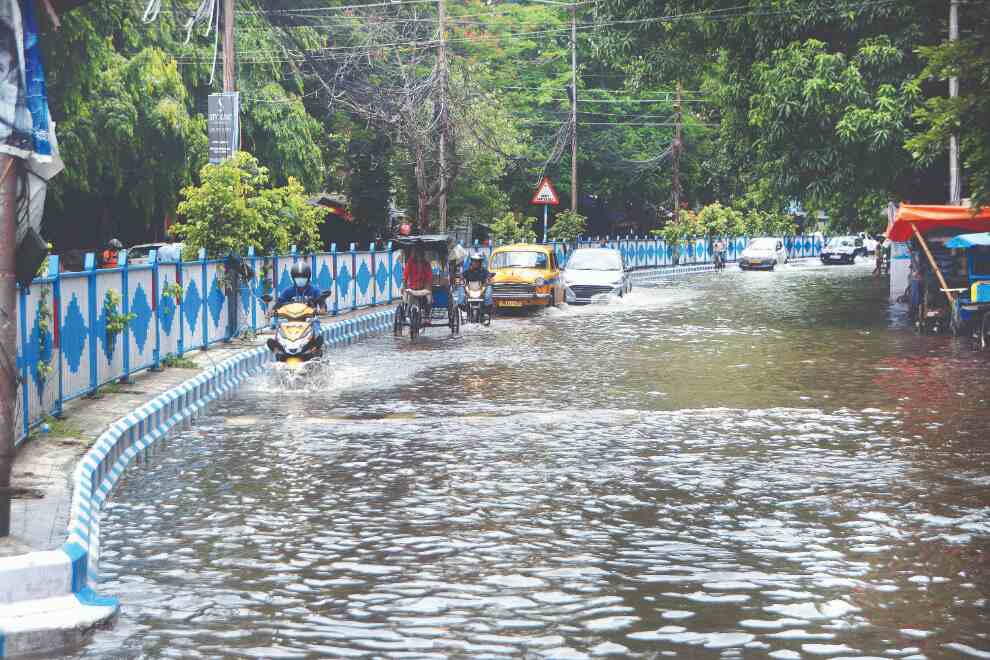 Heavy showers leave several areas choked, trigger flood-like situation Heavy showers leave several areas choked, trigger flood-like situation