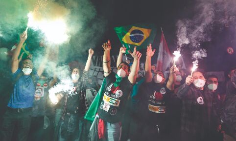 As Brazil tops 500,000 deaths, protests against president As Brazil tops 500,000 deaths, protests against president