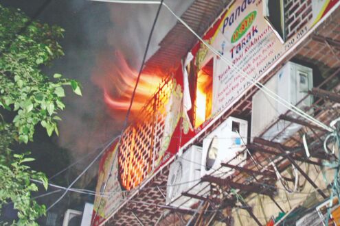 Major fire at Burrabazar, 15 fire tenders at spot Major fire at Burrabazar, 15 fire tenders at spot