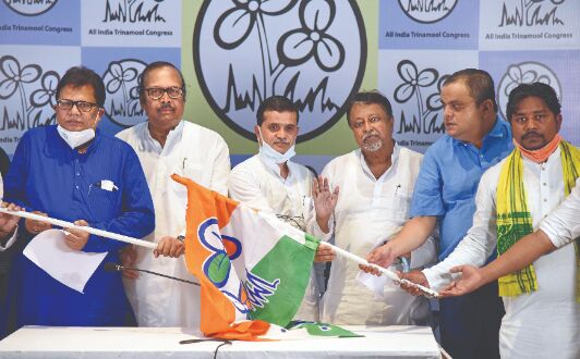 8 key BJP leaders in Alipurduar join TMC 8 key BJP leaders in Alipurduar join TMC