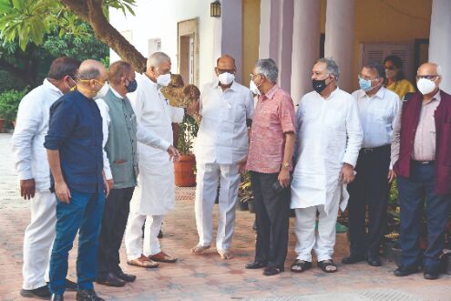 Pawar hosts oppn leaders; NCP says not a political or anti-BJP front meeting Pawar hosts oppn leaders; NCP says not a political or anti-BJP front meeting