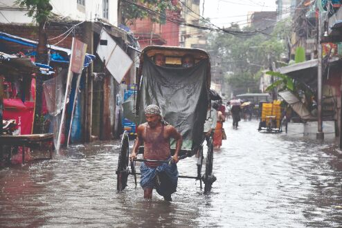 Heavy rainfall in North Bengal in next 48 hrs, predicts MeT Heavy rainfall in North Bengal in next 48 hrs, predicts MeT