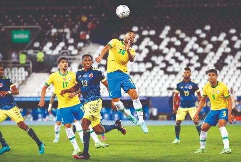 Brazil beat 2-1 Colombia after referees accidental pass Brazil beat 2-1 Colombia after referees accidental pass