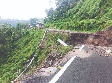 Landslide cuts off NH-55 at Tindharia Landslide cuts off NH-55 at Tindharia