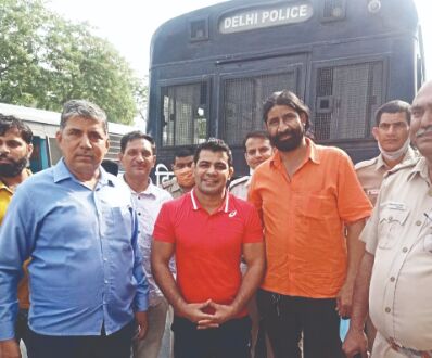 No masks, all smiles: Delhi cops pose for photos during Sushil Kumars jail transfer No masks, all smiles: Delhi cops pose for photos during Sushil Kumars jail transfer