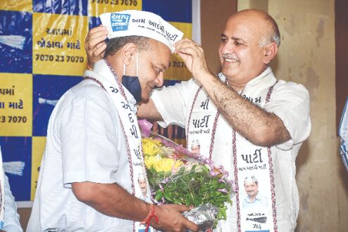 Patidar community leader Mahesh Savani joins AAP