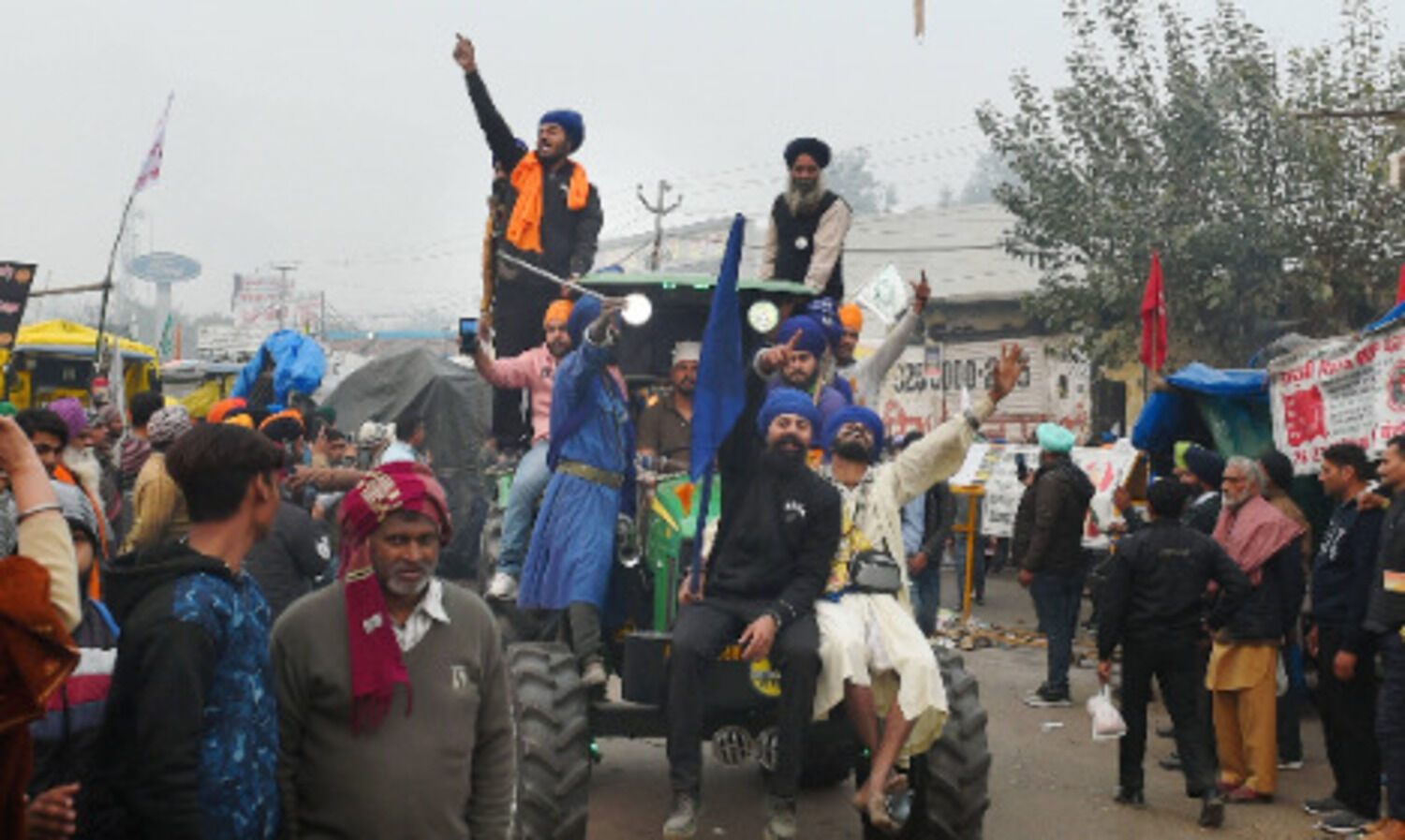 BJP workers, farm law protestors clash in Ghazipur