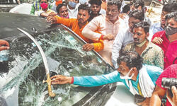 UP gate: Cars vandalised after BJP workers & farmers clash UP gate: Cars vandalised after BJP workers & farmers clash