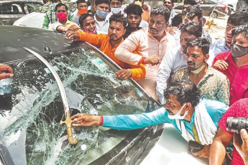 UP gate: Cars vandalised after BJP workers & farmers clash