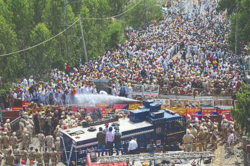 Police use water cannon to disperse AAP workers Police use water cannon to disperse AAP workers