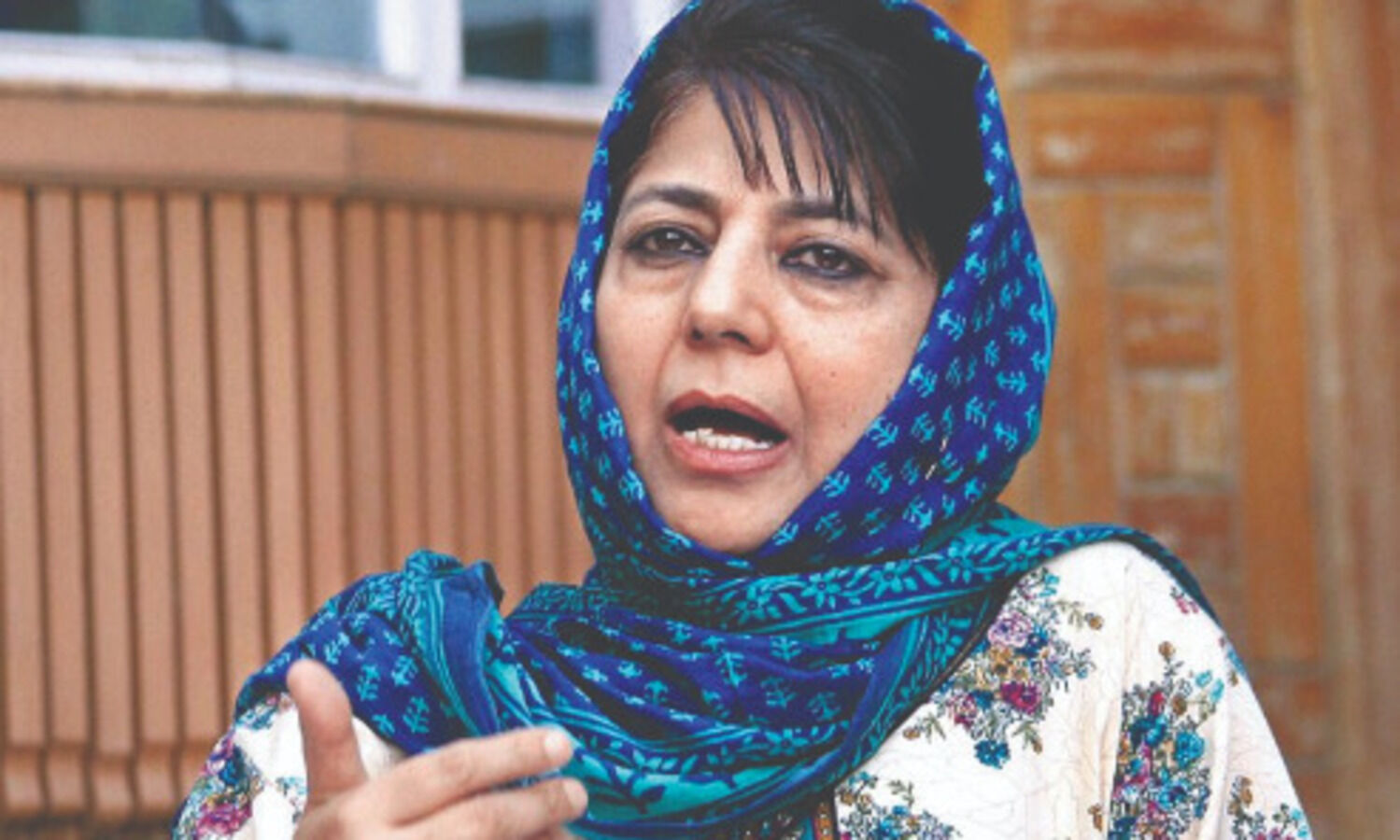 Mehbooba Mufti seeks L-G Manoj Sinhas intervention