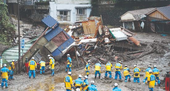 2 dead, 20 missing as mudslide rips through Japan town 2 dead, 20 missing as mudslide rips through Japan town