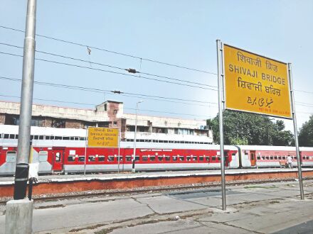 Cop helps distraught labourer get bag of cash back from stn Cop helps distraught labourer get bag of cash back from stn
