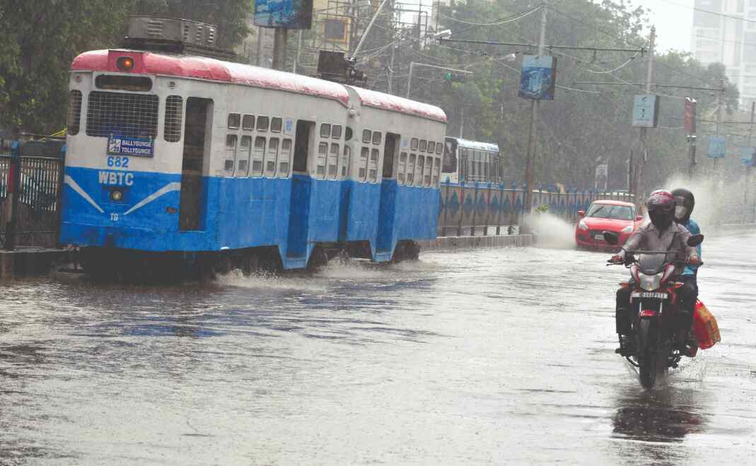 Low pressure-induced rains lash city Low pressure-induced rains lash city