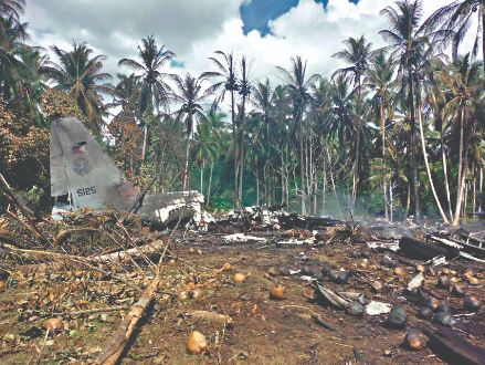 45 dead in Philippine military plane crash, 49 rescued 45 dead in Philippine military plane crash, 49 rescued