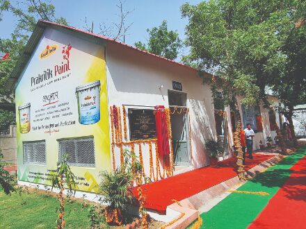 Gadkari becomes brand ambassador of Khadi Prakritk paint; purchases 1,000 litre of paint Gadkari becomes brand ambassador of Khadi Prakritk paint; purchases 1,000 litre of paint