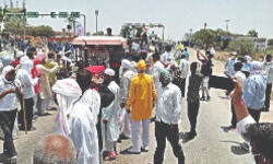 Shahjahanpur site comes alive as farmers join to support stir Shahjahanpur site comes alive as farmers join to support stir