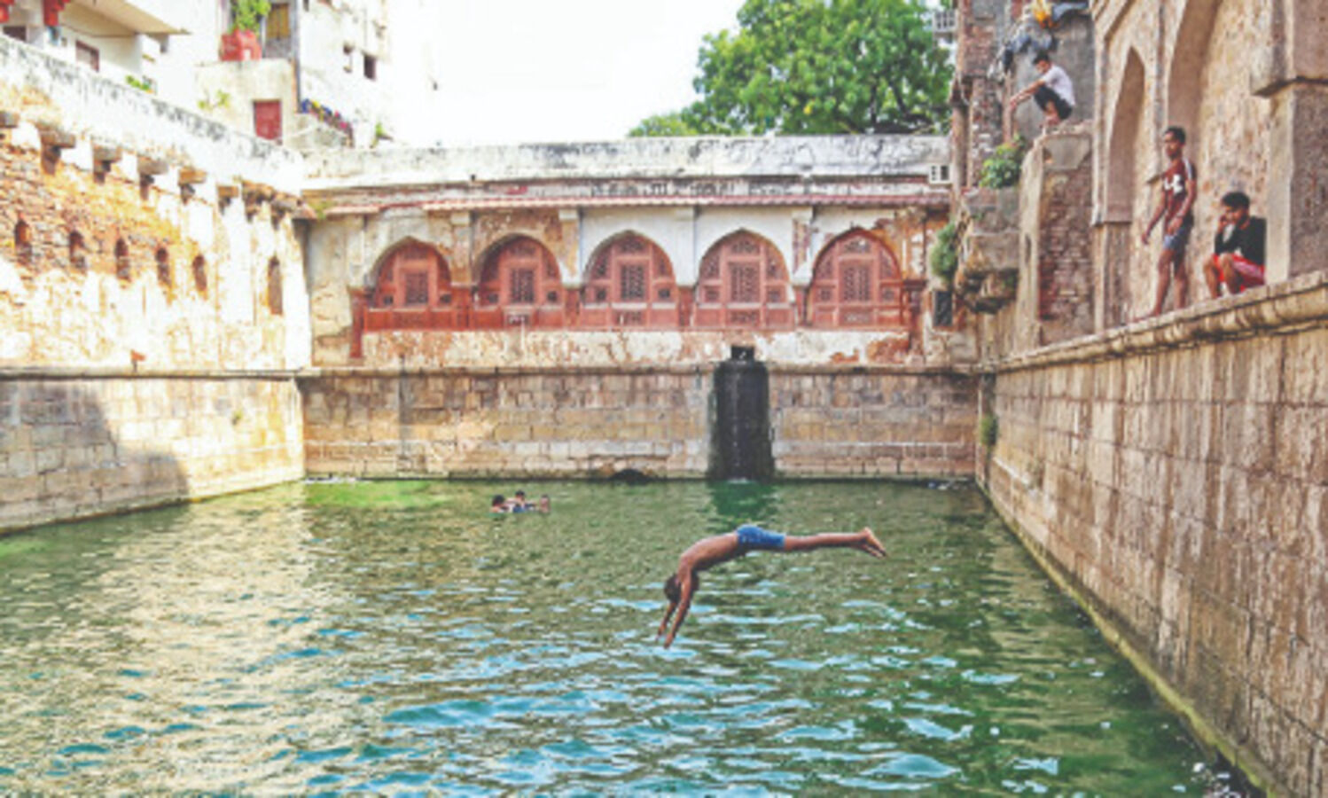 Parts of city see rain at  the end of 4th heatwave  day, max temp 41.8o C