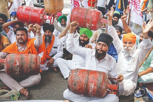 Farmers protest over fuel price hike, demand rates be halved Farmers protest over fuel price hike, demand rates be halved
