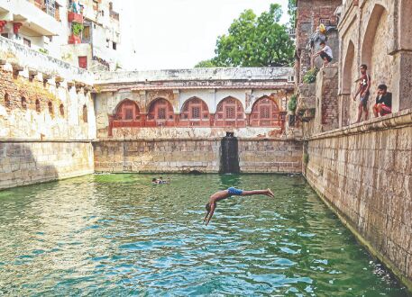 Parts of city see rain at  the end of 4th heatwave  day, max temp 41.8o C