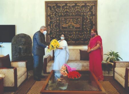 CM meets Guv at Raj Bhawan, both interact for over an hour CM meets Guv at Raj Bhawan, both interact for over an hour
