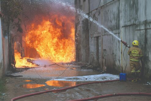Maheshtala: 5 injured after fire breaks out at chemical factory Maheshtala: 5 injured after fire breaks out at chemical factory