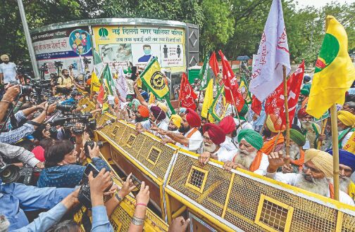 Unprecedented protest barricading hits traffic