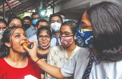 Girls, boys achieve same %age in Class 10; girls outshine boys in Class 12 Girls, boys achieve same %age in Class 10; girls outshine boys in Class 12