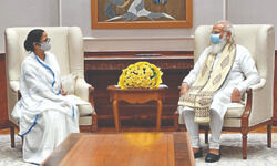 Mamata meets PM; discusses Covid, demands more vaccines for Bengal