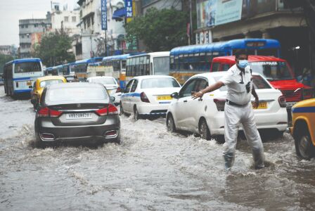 Heavy rain lashes city; MeT predicts intense showers in next 24 hrs Heavy rain lashes city; MeT predicts intense showers in next 24 hrs