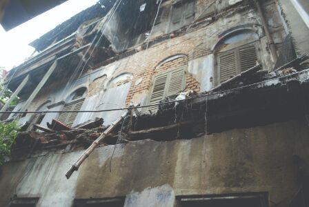 North Kolkata: One hurt after portion of old building collapses North Kolkata: One hurt after portion of old building collapses