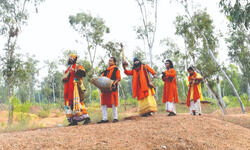 Folk artistes mired in Covid make both ends meet with Lok Prasar Prakalpa