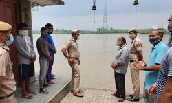 Evacuations begin as six districts go on high alert Evacuations begin as six districts go on high alert